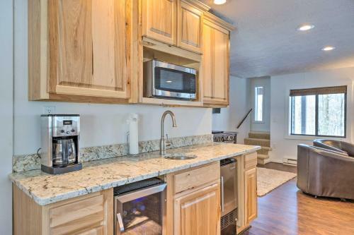 Bright Wintergreen Resort Home Deck And Grill!