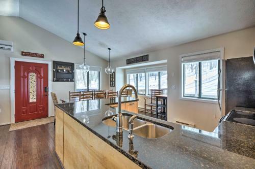 Bright Wintergreen Resort Home Deck And Grill!