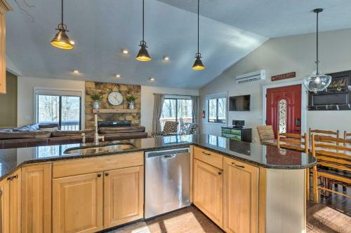 Bright Wintergreen Resort Home Deck And Grill!