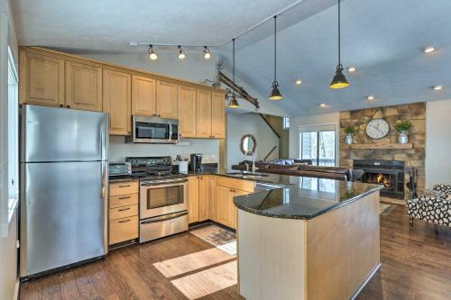 Bright Wintergreen Resort Home Deck And Grill!