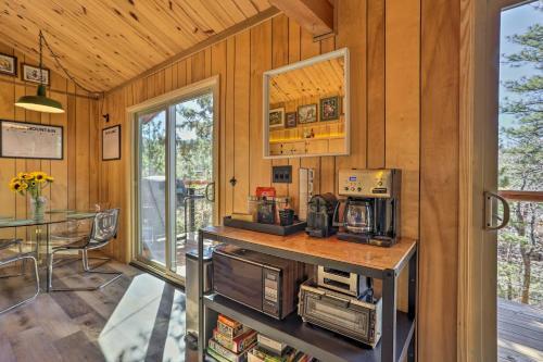 Chic Big Bear Cabin With Hot Tub Less Than 2 Mi To Ski!