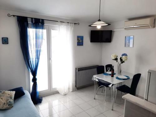 Apartmani Antunovi? Podgora