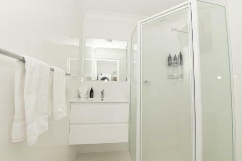 One-bedroom Apartment On Summer Neat, Near Cbd