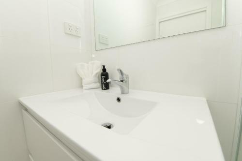 One-bedroom Apartment On Summer Neat, Near Cbd
