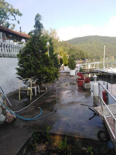 Villa Ku?a Na Obali Jezera Sa Bazenom