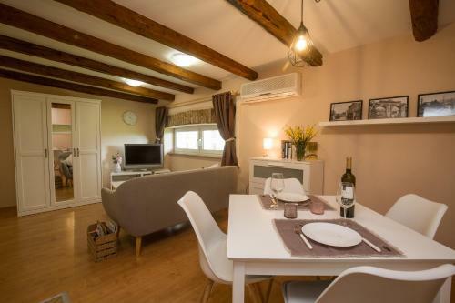 Studio Apartments Mal�