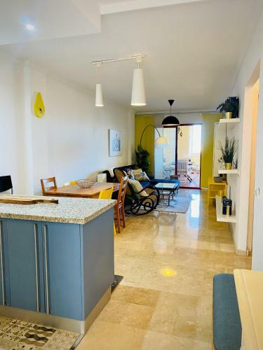Books, Pool & Terrace Apartment