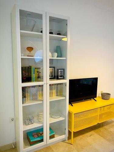 Books, Pool & Terrace Apartment