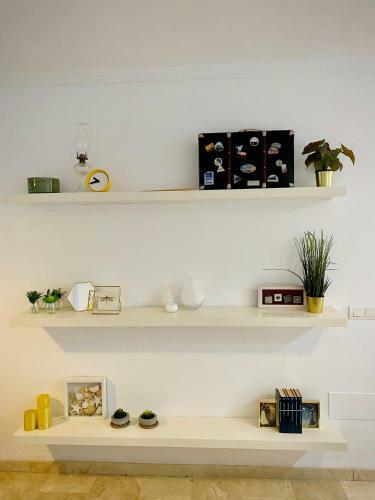 Books, Pool & Terrace Apartment