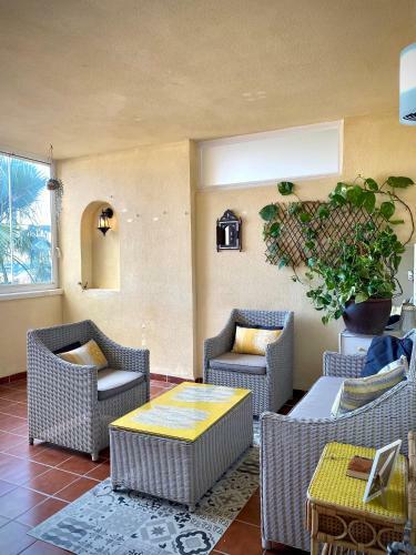 Books, Pool & Terrace Apartment