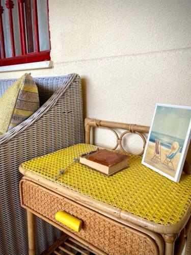 Books, Pool & Terrace Apartment