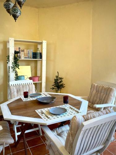 Books, Pool & Terrace Apartment