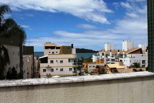 018 - Apartamento Com 4 Dormit�rios Centro De Bombinhas- Garagem Para 3 Carros