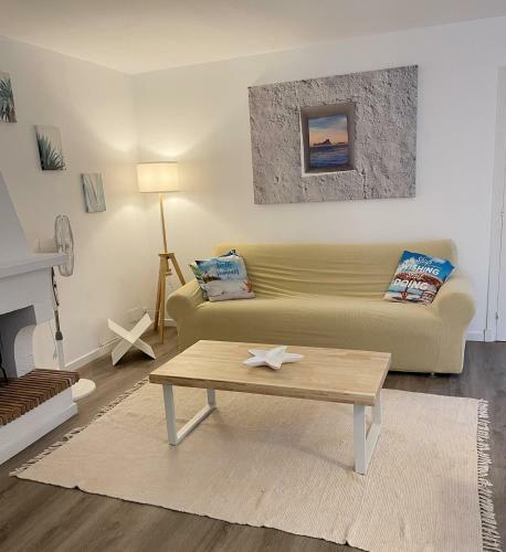 Casa Con Piscina Compartida En Addaia