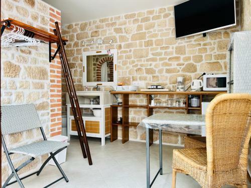 Bed & Breakfast Le Mas Des Mathes, Chambres D'h�tes, Studios