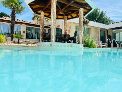Bed & Breakfast Le Mas Des Mathes, Chambres D'h�tes, Studios