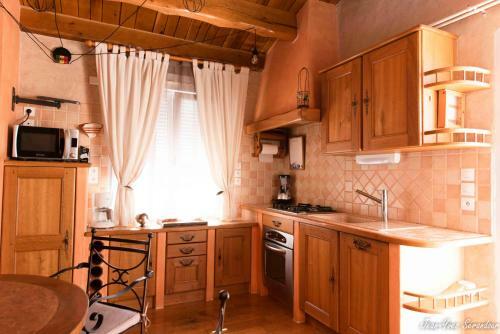 Bed & Breakfast Le Mas Des Mathes, Chambres D'h�tes, Studios