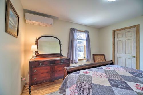 Lake Champlain Home With Decks, Kayaks And Fire Pit!