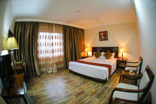 Saola Hotel 71 Lach Tray