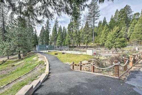 Immaculate Cabin With Bbq Deck And Community Pool