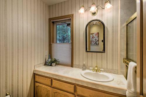 Immaculate Cabin With Bbq Deck And Community Pool