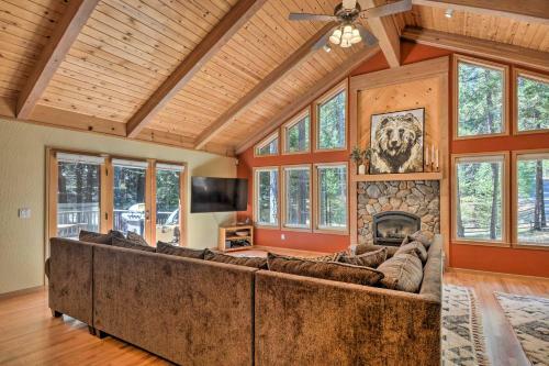 Immaculate Cabin With Bbq Deck And Community Pool
