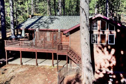 Immaculate Cabin With Bbq Deck And Community Pool