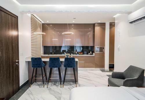 Boardroom Apartments