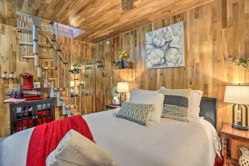 Boho Crestline Cabin, 1 Mile To Lake Gregory!