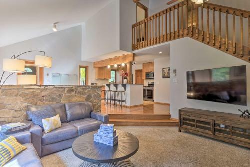 Blue River Retreat With Game Room And Treehouse!