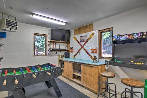 Blue River Retreat With Game Room And Treehouse!