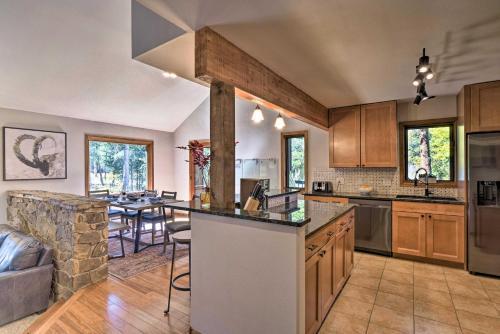 Blue River Retreat With Game Room And Treehouse!