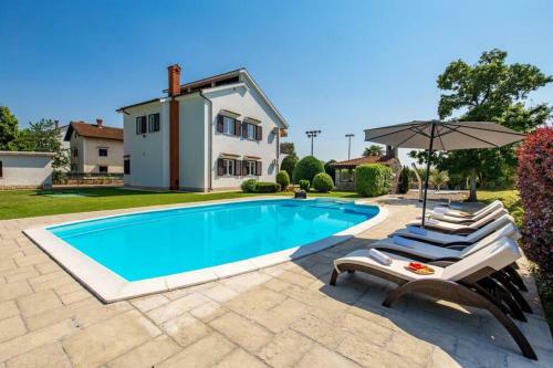 Villa Holiday House With Swimming Pool