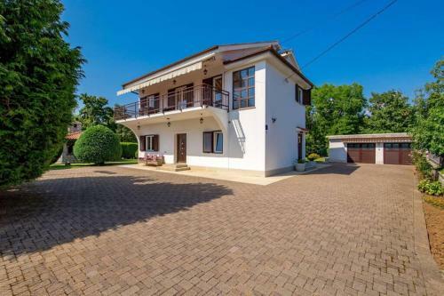 Villa Holiday House With Swimming Pool