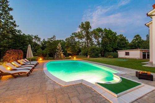 Villa Holiday House With Swimming Pool