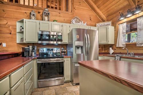Family Cabin With Idyllic Views 9 Mi To Helen!