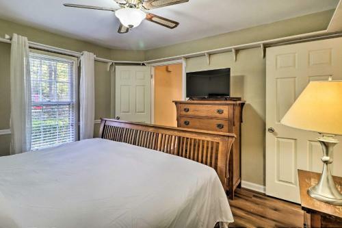 Lakefront Macon Home With Pool, Dock And Fire Pit!