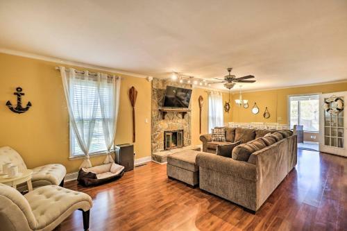 Lakefront Macon Home With Pool, Dock And Fire Pit!