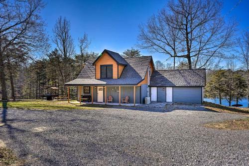 Serene Lakefront Cabin With Deck And Fire Pit!