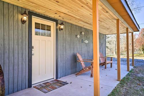 Serene Lakefront Cabin With Deck And Fire Pit!