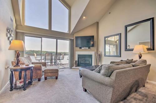 Apartamento Waterfront Osage Beach Condo With Deck And Pool!