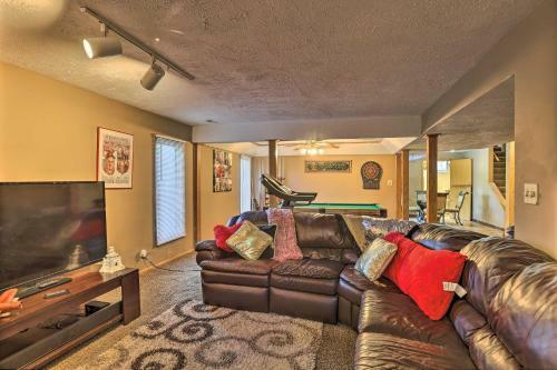 Apartamento Deluxe Omaha Escape With Game Room, Pool Access