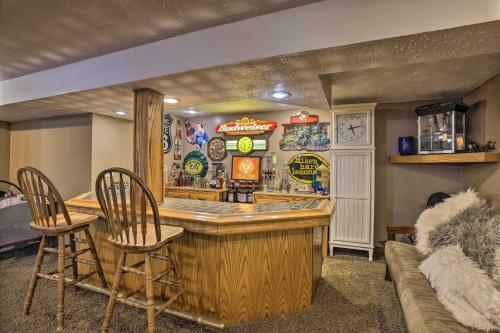 Apartamento Deluxe Omaha Escape With Game Room, Pool Access