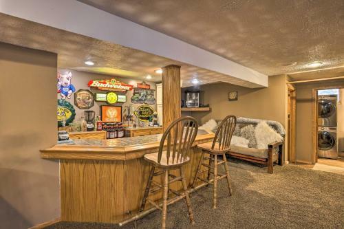 Apartamento Deluxe Omaha Escape With Game Room, Pool Access