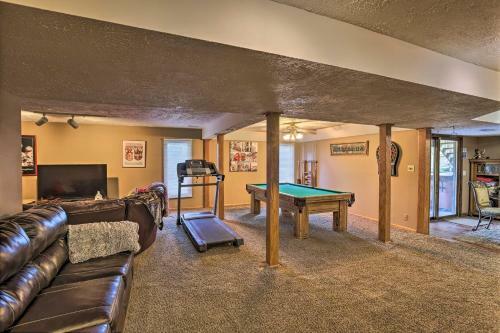 Apartamento Deluxe Omaha Escape With Game Room, Pool Access