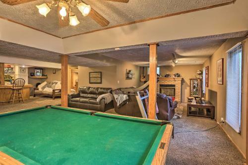 Apartamento Deluxe Omaha Escape With Game Room, Pool Access