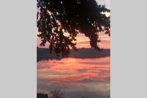 Sunrise Cottage On Galway Lake