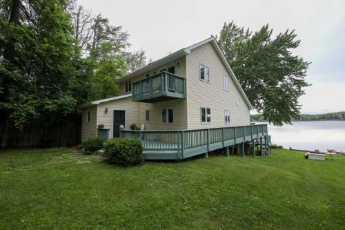 Sunrise Cottage On Galway Lake