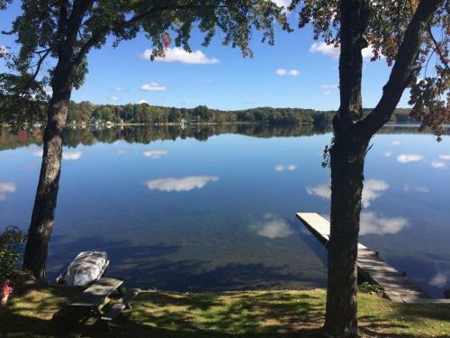 Sunrise Cottage On Galway Lake