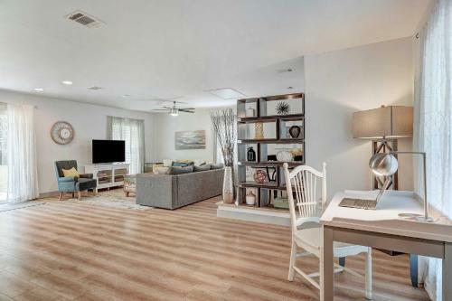 Inviting Escape, Walk To Georgetown Square!
